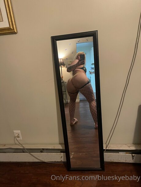 Naken lekkede OnlyFans-bilde av Blueskyebaby