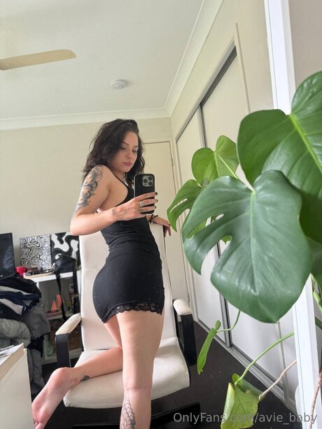 Naken läckt OnlyFans-bild av Avie Baby