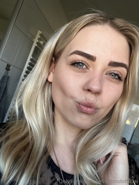 Naken lekkede OnlyFans-bilde av Bellablondofficial