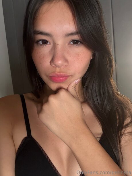 Naken lekkede OnlyFans-bilde av Petinyta