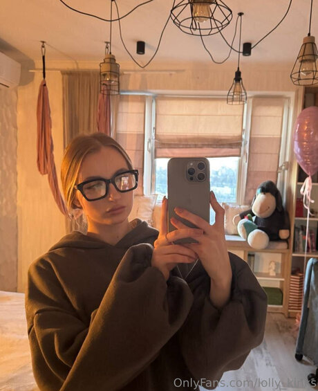 Naken lekkede OnlyFans-bilde av Lolly Kinks