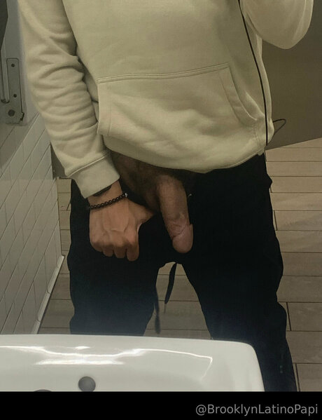 Naakte gelekte OnlyFans-foto van Brooklynlatinopapi