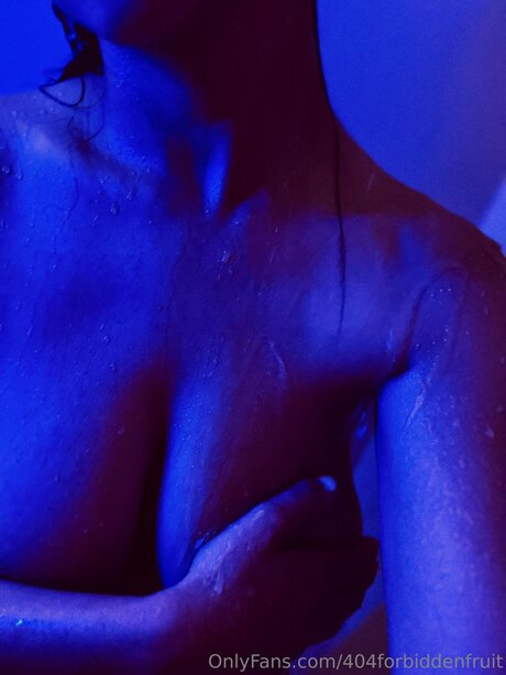 Nahá fotka uniklých OnlyFans od 404forbiddenfruit