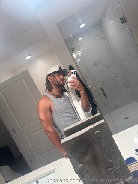 Nacktes geleaktes OnlyFans-Foto von Therealjordanairyoung
