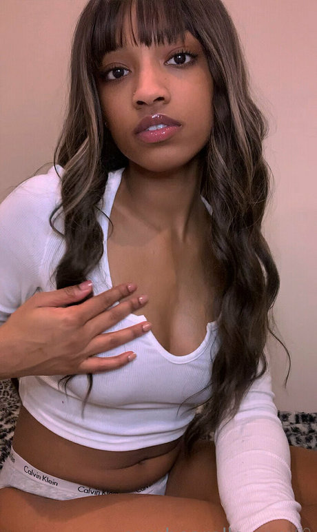 Naken lekkede OnlyFans-bilde av Carebearelle
