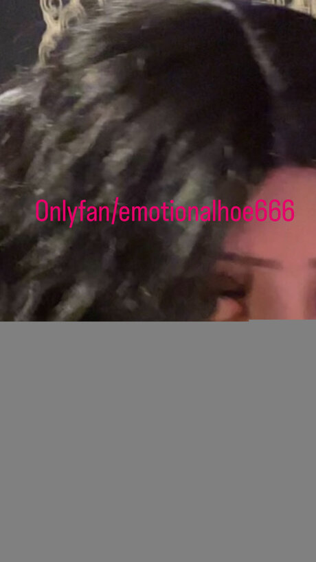 Nøgent lækket OnlyFans-billede af Emotionalhoe