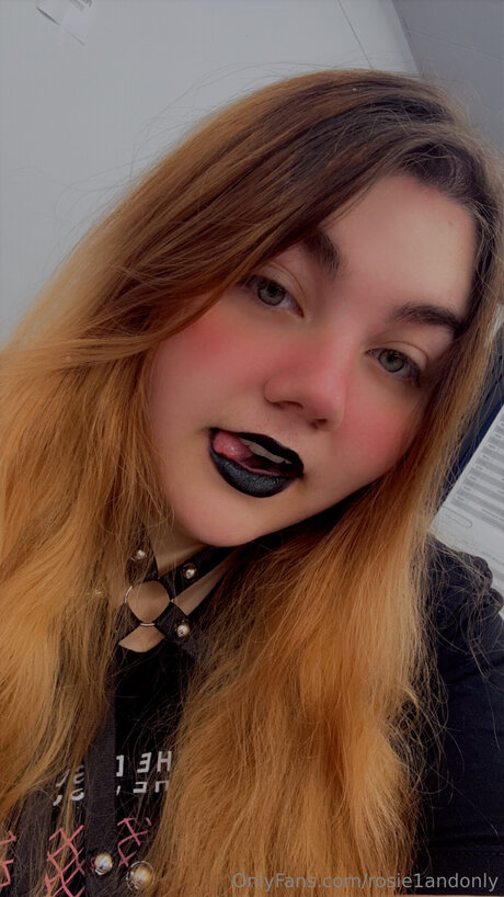 Naken lekkede OnlyFans-bilde av Rosie1andonly