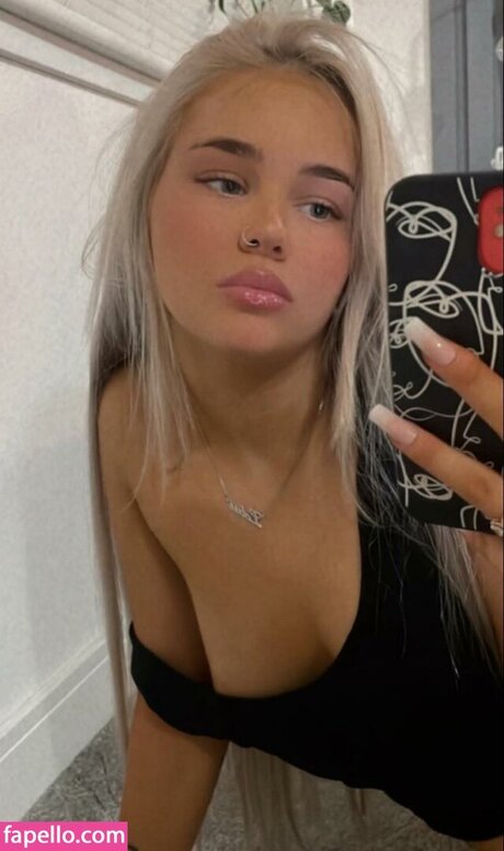 Naken läckt OnlyFans-bild av Lotus Petrie