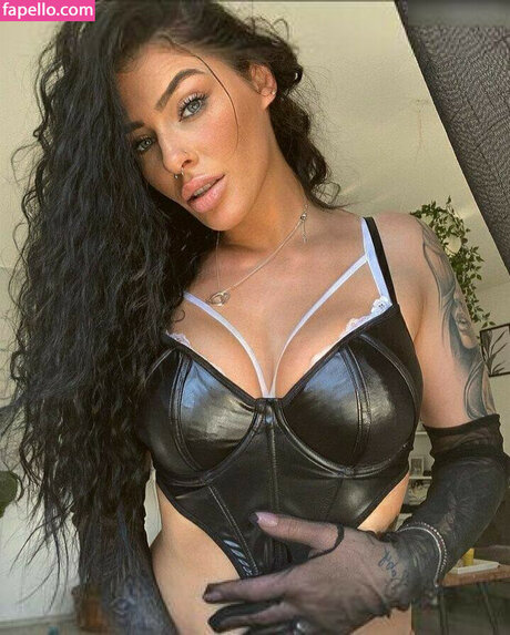 Обнаженная фотография утечки OnlyFans от Eleyna Rei