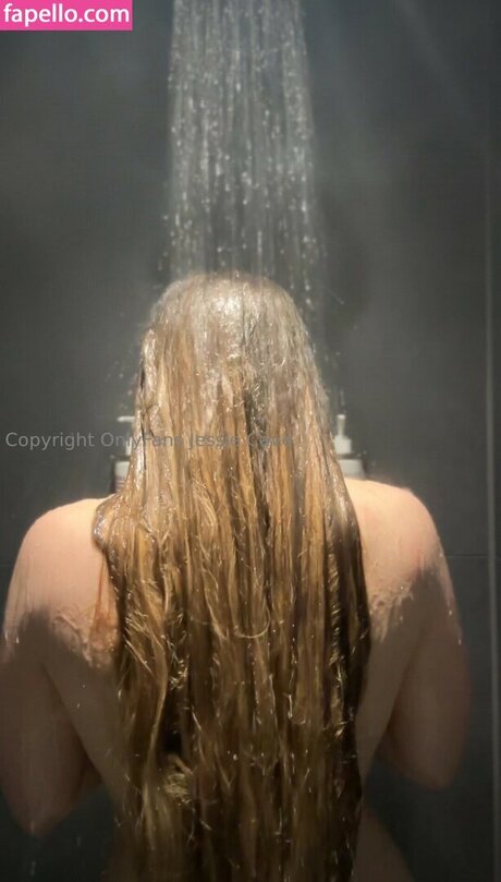 Naken lekkede OnlyFans-bilde av Jessie Cave