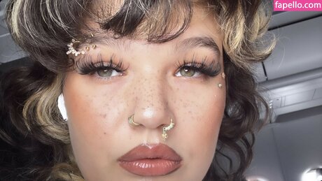Naken lekkede OnlyFans-bilde av Lola Young