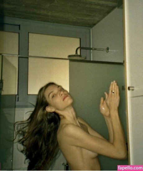 Naken läckt OnlyFans-bild av Charlotte Cardin Nue