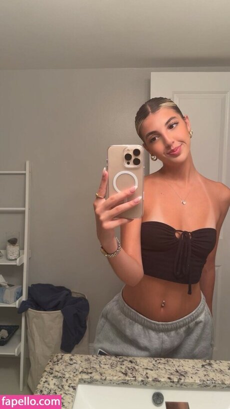 Naakte gelekte OnlyFans-foto van Lyla Lane