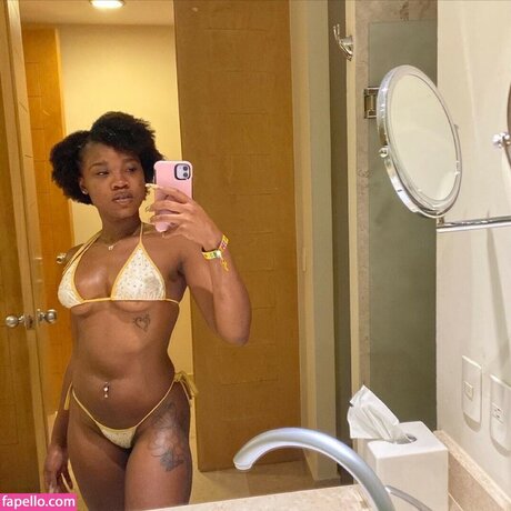 Nacktes geleaktes OnlyFans-Foto von Chef Madam
