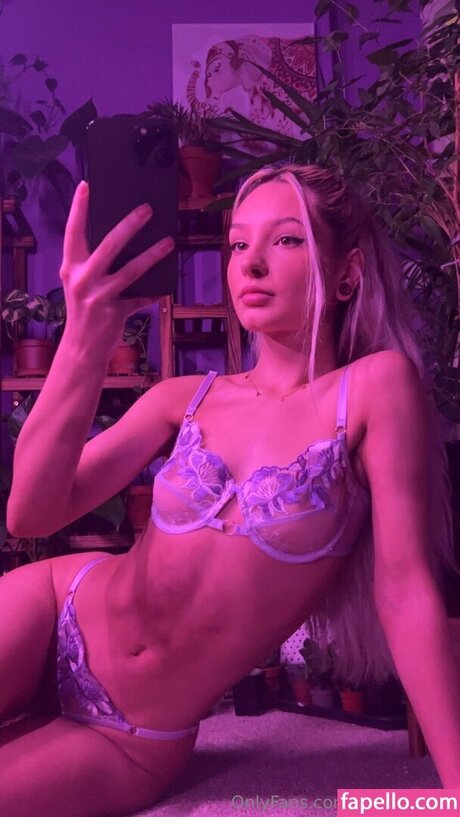Naken läckt OnlyFans-bild av Mirielle Mae