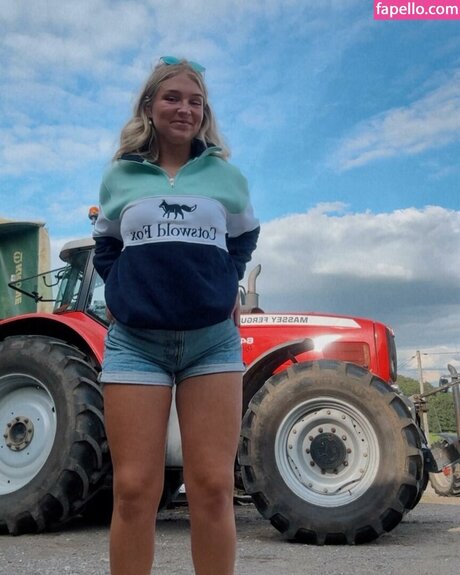 Nacktes geleaktes OnlyFans-Foto von Harriet Cowan From Clarksons Farm