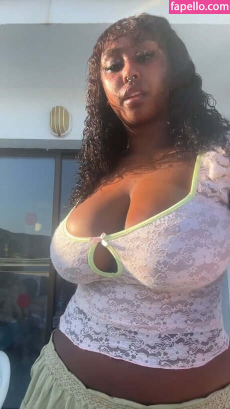 Naken läckt OnlyFans-bild av Ellariamengistu