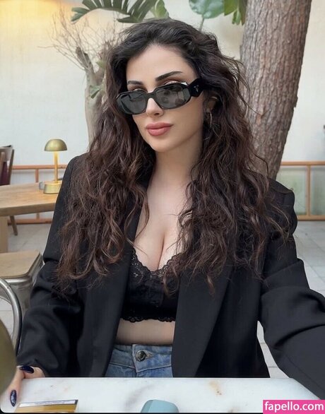 Alaston vuotanut OnlyFans-kuva Deniz Bada