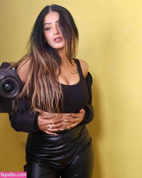 Naakte gelekte OnlyFans-foto van Shambhavi Singh