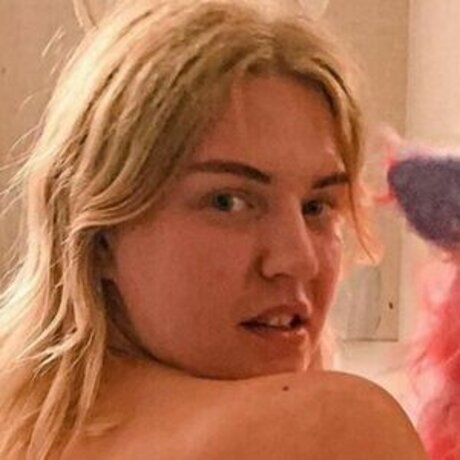 Naken lekkede OnlyFans-bilde av Rebecca Lucy Taylor
