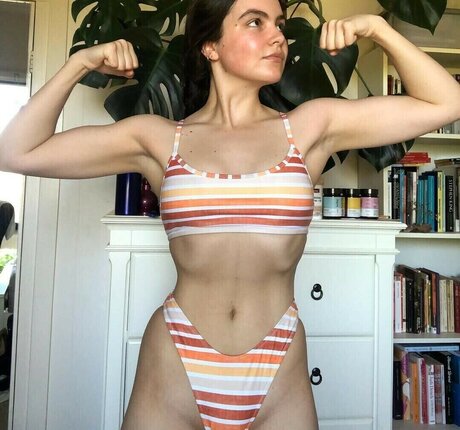 Naken lekkede OnlyFans-bilde av Lucy Holz