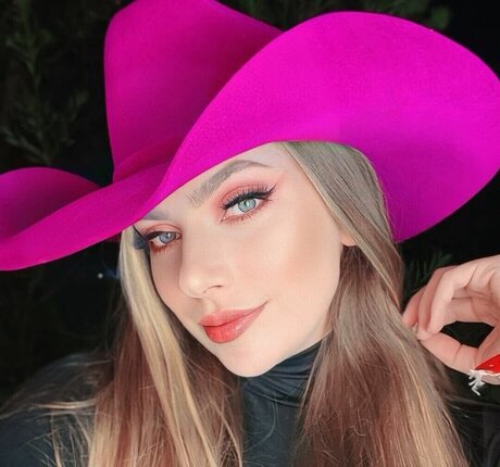 Naken lekkede OnlyFans-bilde av Inapommer