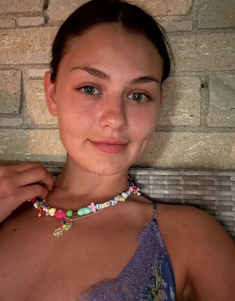 Naken läckt OnlyFans-bild av Emilauri