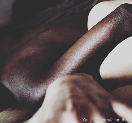 Обнаженная фотография утечки OnlyFans от Leah And Bear