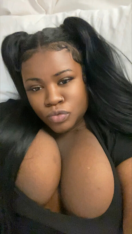 Naken lekkede OnlyFans-bilde av Roxkiiblaxx