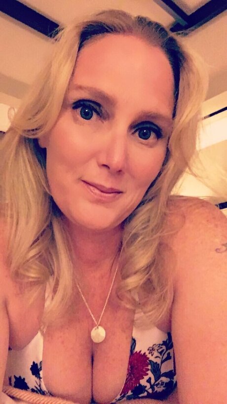 Naakte gelekte OnlyFans-foto van Yummy To My Tummy