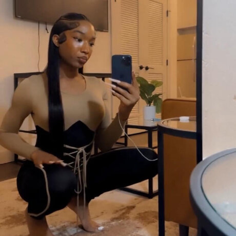 Naken läckt OnlyFans-bild av Bombshell Cherry Cane