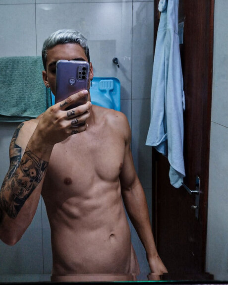 Naken lekkede OnlyFans-bilde av Mozart 