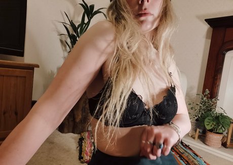 Naken läckt OnlyFans-bild av Hornycavegirl