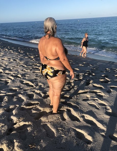 Naken lekkede OnlyFans-bilde av Thebumbumbaroness