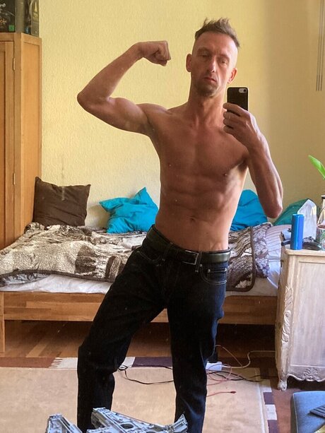 Alasti lekkinud OnlyFans-i pilt Joe Geek