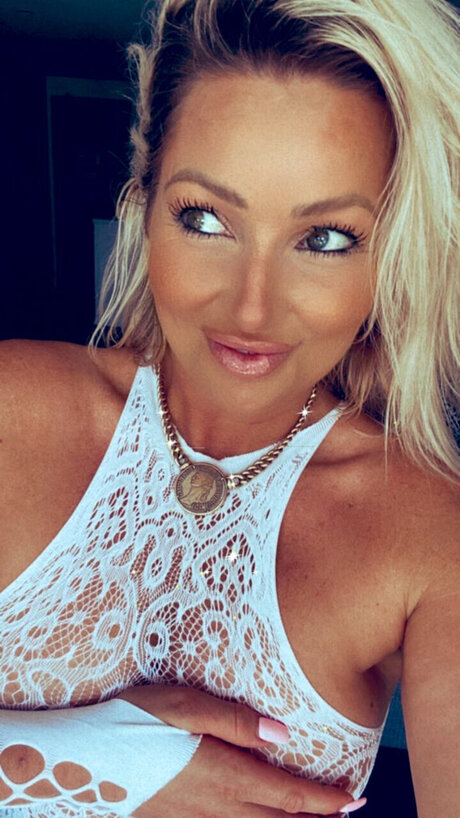 Naken lekkede OnlyFans-bilde av Karly Jay