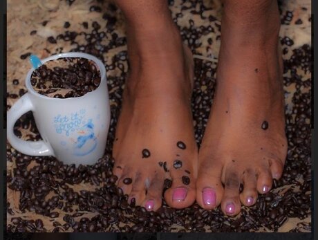 Naken läckt OnlyFans-bild av Yummy Feet