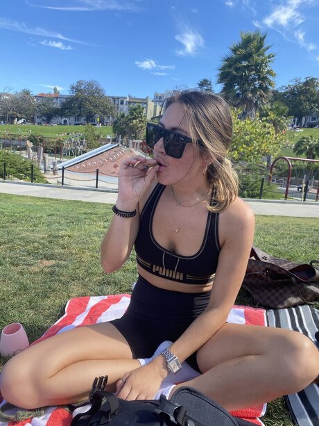 Naken lekkede OnlyFans-bilde av Charlie Harper
