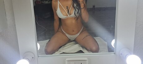 Alaston vuotanut OnlyFans-kuva Dinora Sadie 