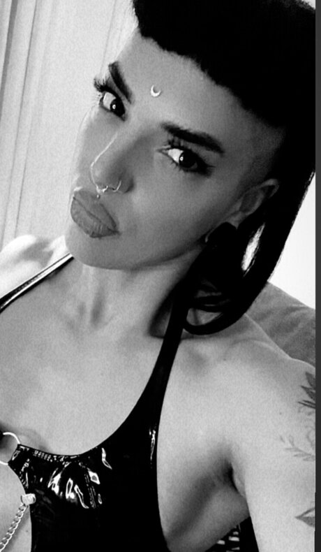 Naken läckt OnlyFans-bild av Littlegothbatx