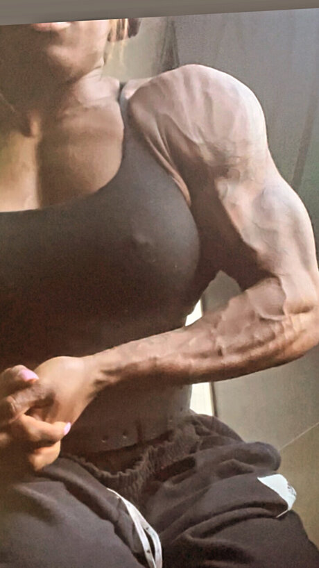 Naken läckt OnlyFans-bild av Themusclegirl