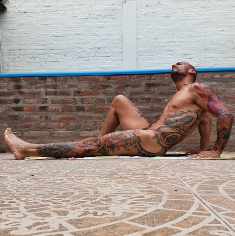 Naken läckt OnlyFans-bild av Eduardo Tano 17