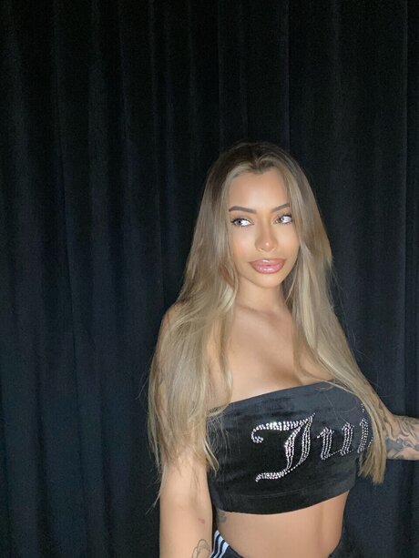 Naken lekkede OnlyFans-bilde av Yasmine Pierards
