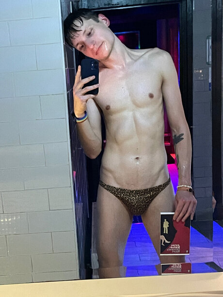 Naken lekkede OnlyFans-bilde av Damin Triton