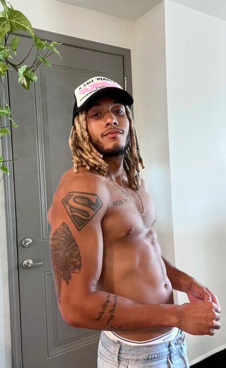 Nahá fotka uniklých OnlyFans od Derek Avage