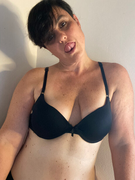 Naken läckt OnlyFans-bild av        Juicy For U 