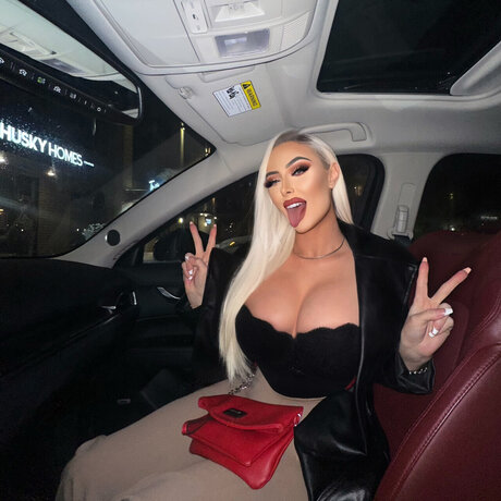 Naken läckt OnlyFans-bild av Sasha Carmine
