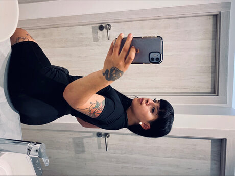 Naken lekkede OnlyFans-bilde av  
