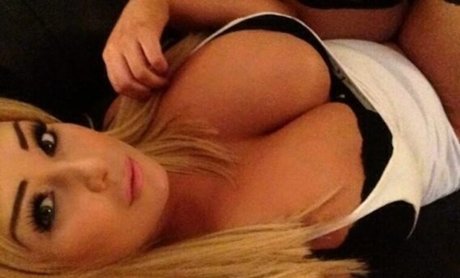 Naken läckt OnlyFans-bild av Charlotte Fox