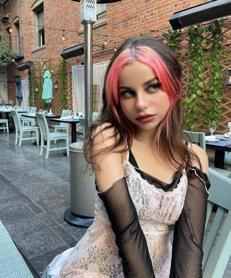 Nahá fotka uniklých OnlyFans od Ellise
